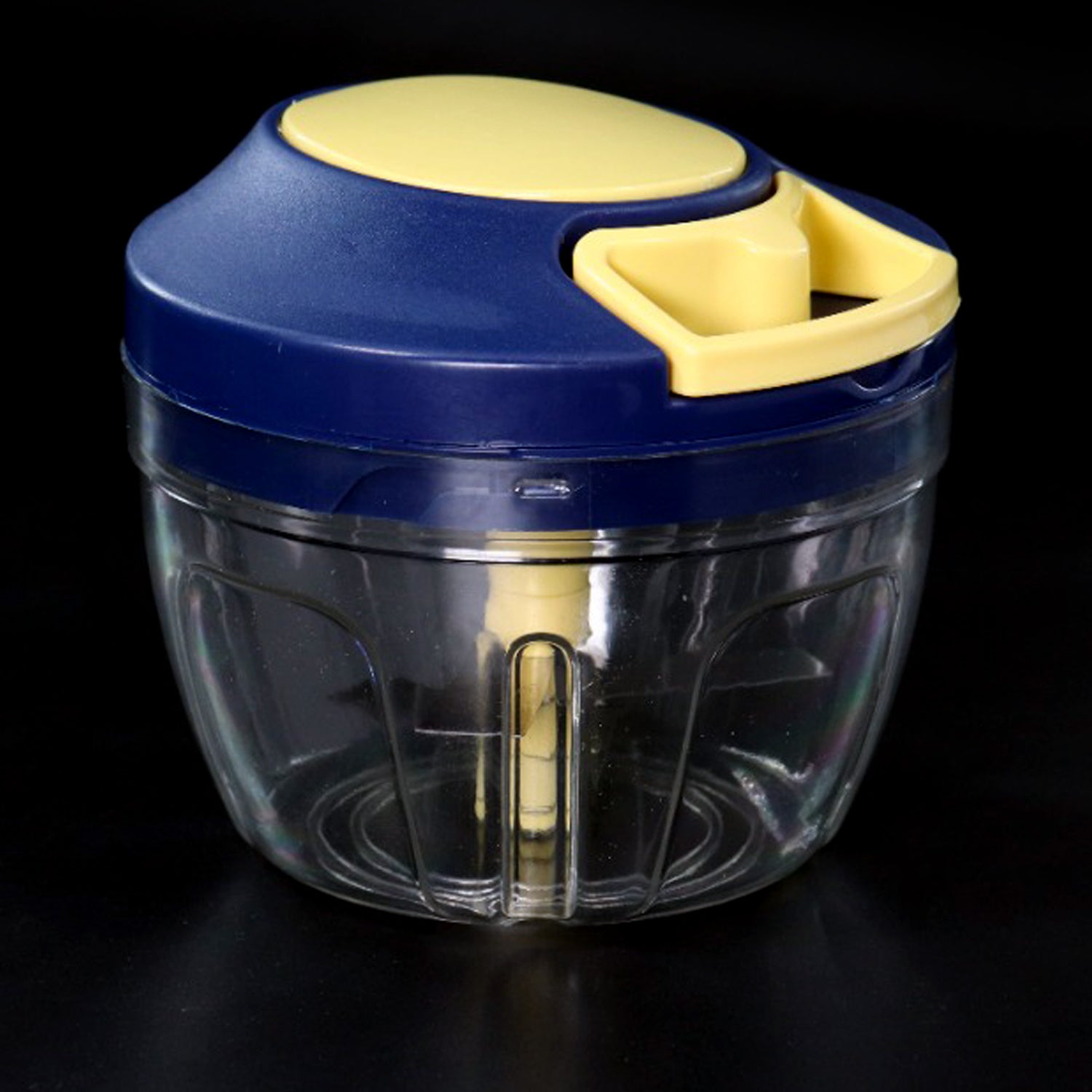 Chopper with 650ml capacity for chopping fruits and vegetables Chopper with 650ml capacity for chopping fruits and vegetables
